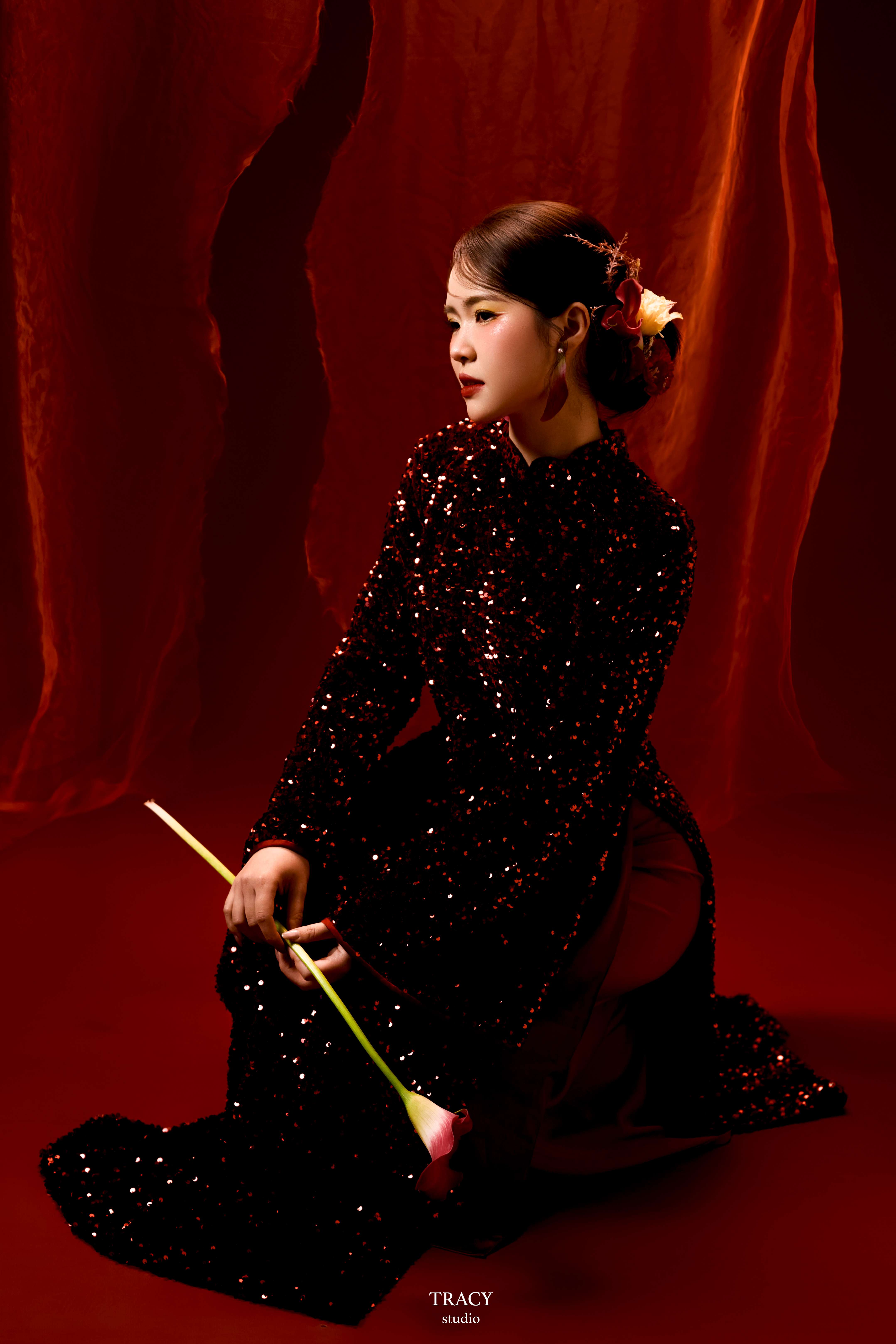 frontend/img/gallery/anh-tet-yem-ao-dai/tracy-studio-chup-concept-ao-dai-lap-lanh (2).jpg